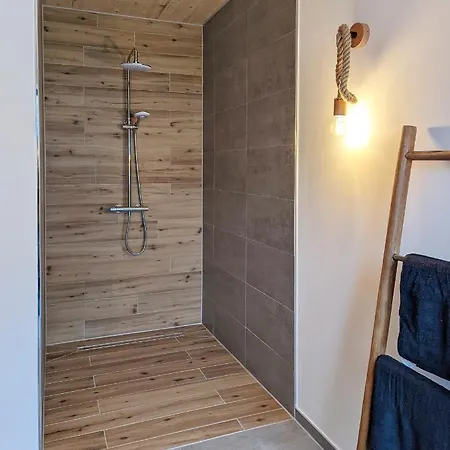 Villa 48 *